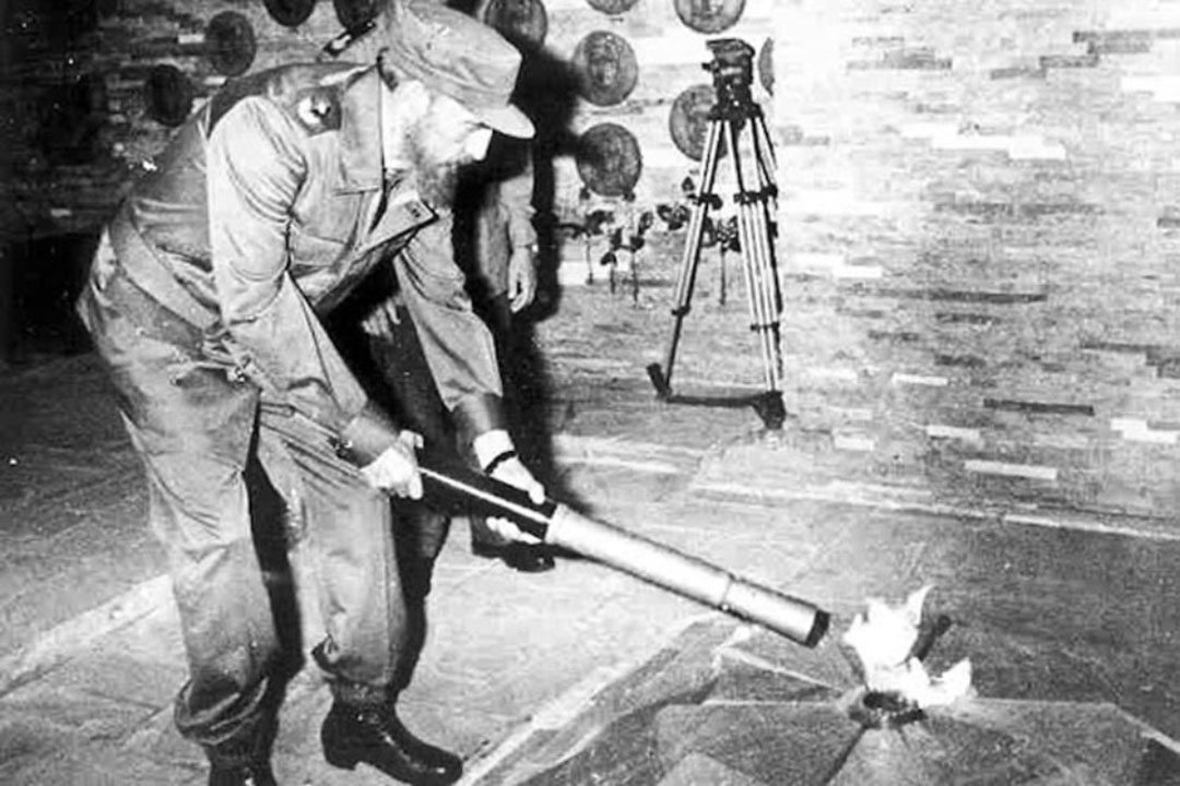 En 1997 el Comandante en Jefe prendió la llama eterna que arde en honor al Comandante Ernesto Che Guevara y su Destacamento de Refuerzo. (Foto: Archivo de Vanguardia